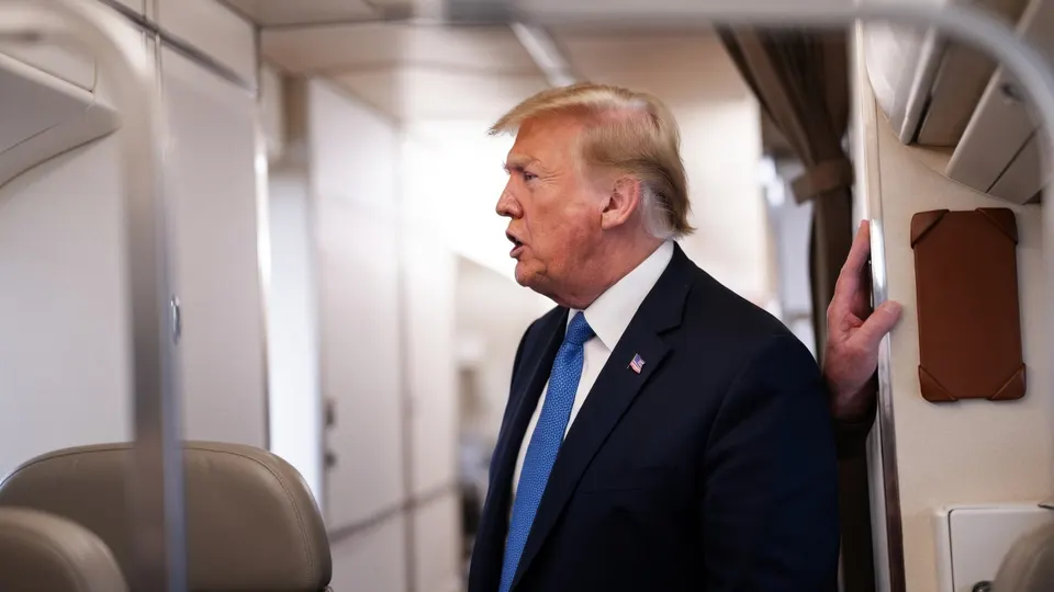 Trump staat in een vliegtuig