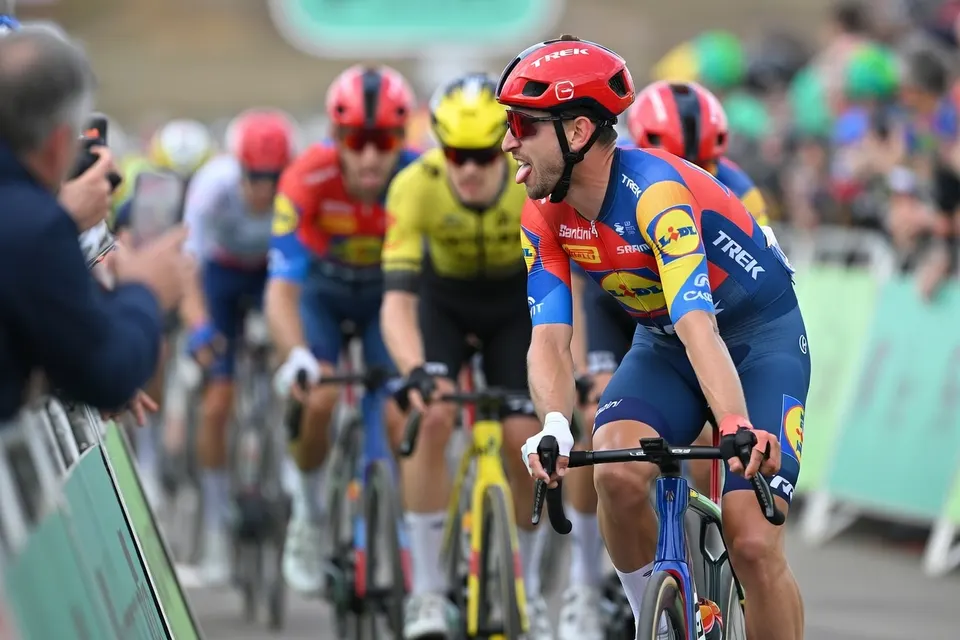Bauke Mollema rijdt tijdens een wielerwedstrijd voor een groep renners uit