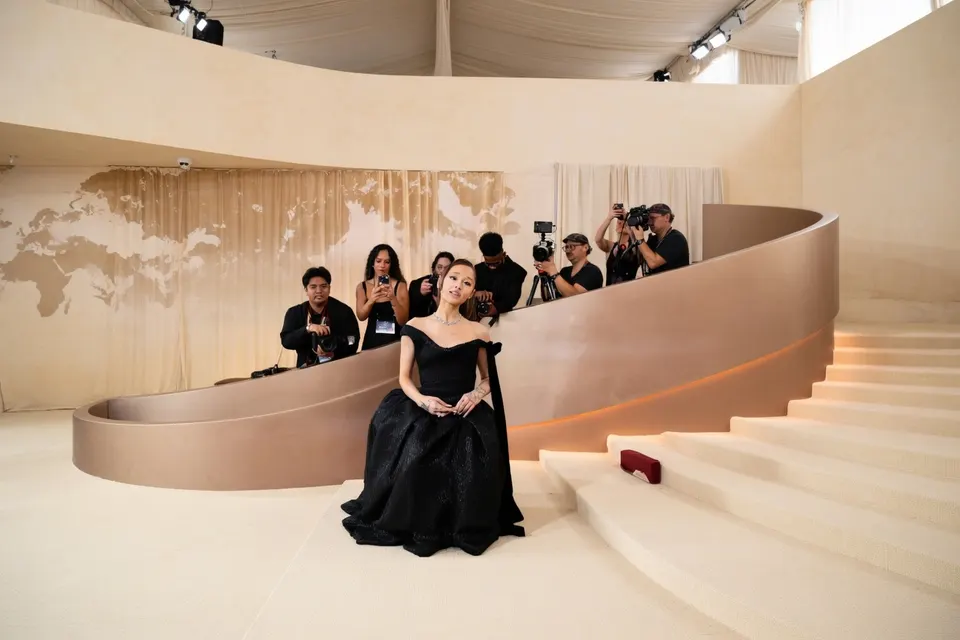 Ariana Grande poseert tijdens een evenement