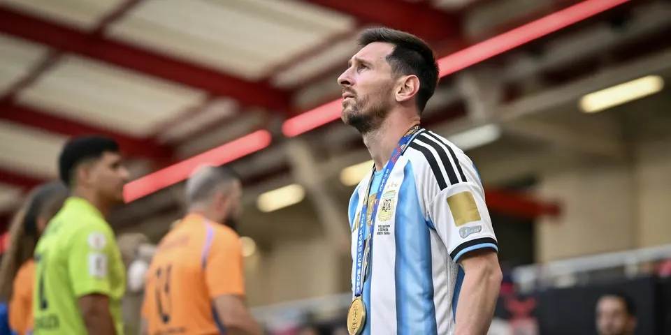 Lionel Messi met een medaille na de verloren WK-finale van Argentinië tegen Spanje