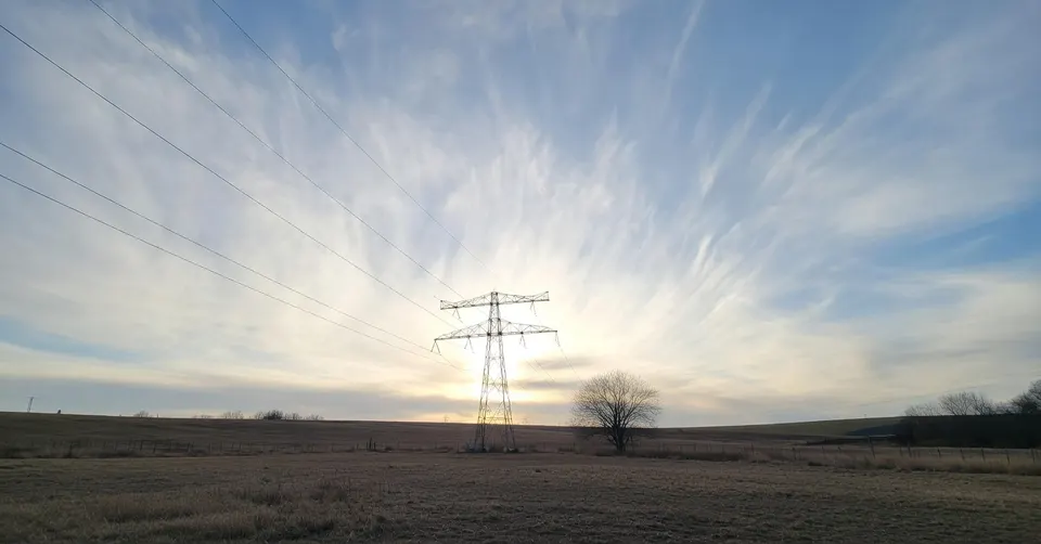 Hoogspanningsmasten in een landelijk gebied, een mogelijke kwetsbaarheid van het elektriciteitsnet