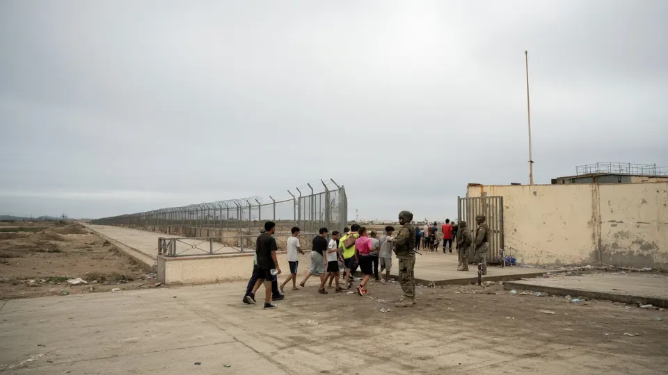 Migranten worden bij de grens tussen Marokko en de Spaanse exclave Ceuta door beveiligers tegengehouden