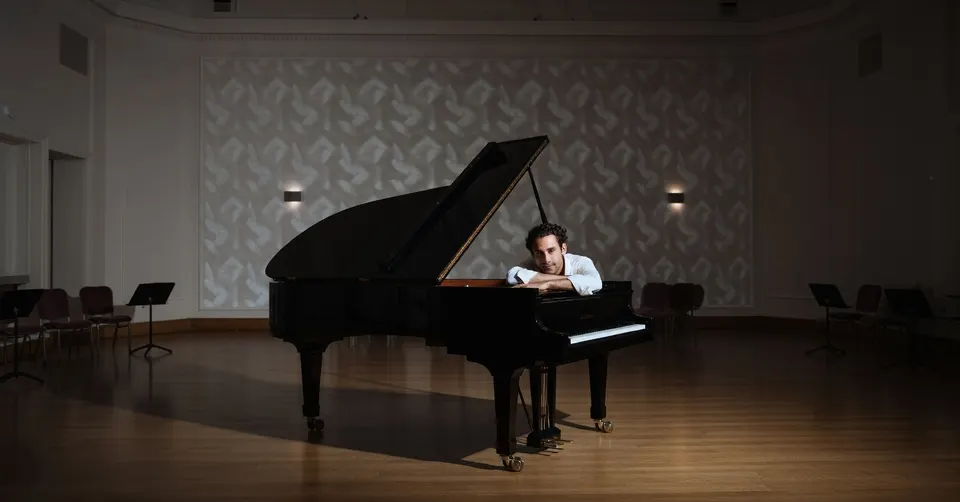 Pianist en componist Eduard Preda achter de vleugel