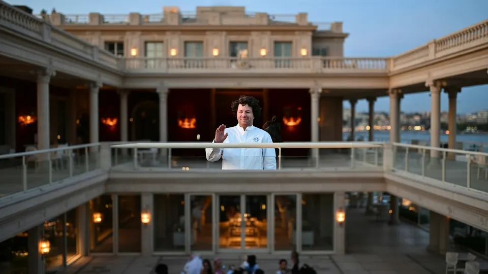 Chef-kok Jean Imbert staat op een balkon van een restaurant
