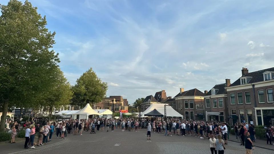 Publiek verzamelt zich voor de optredens tijdens Draai van de Kaai in Roosendaal