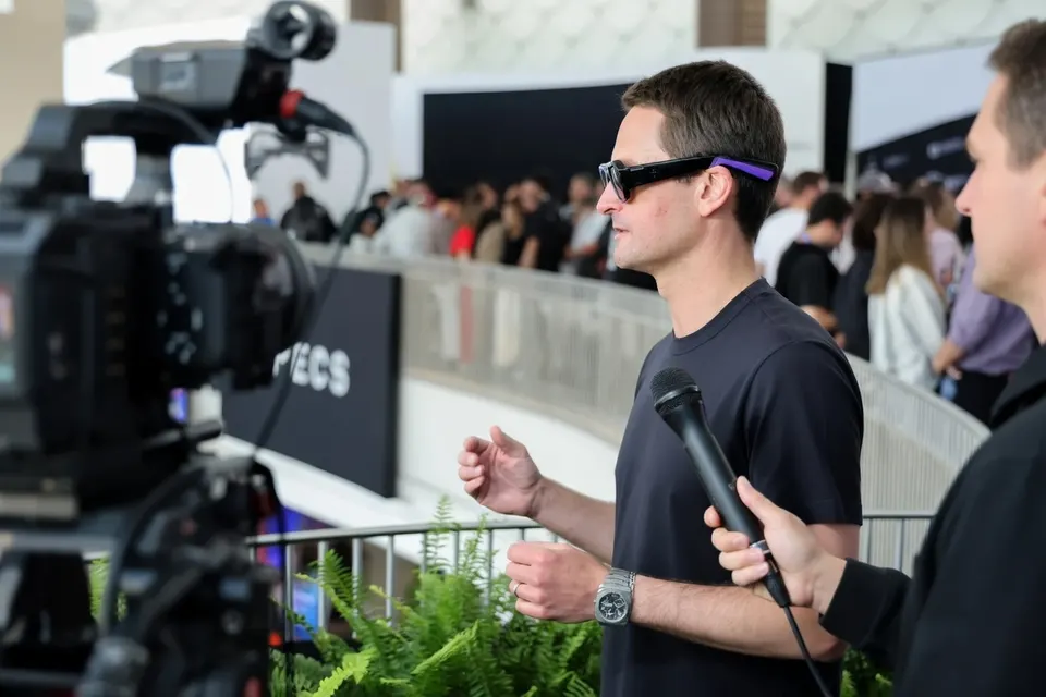 Snap-topman Evan Spiegel demonstreert de slimme bril Specs tijdens een interview