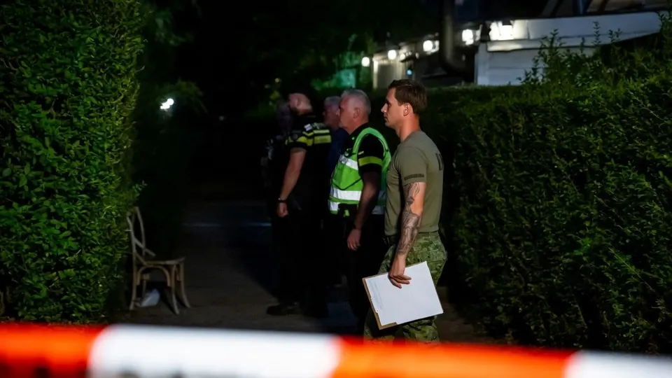 Agenten bij de woning in Rotterdam waar een explosief in de tuin werd gevonden