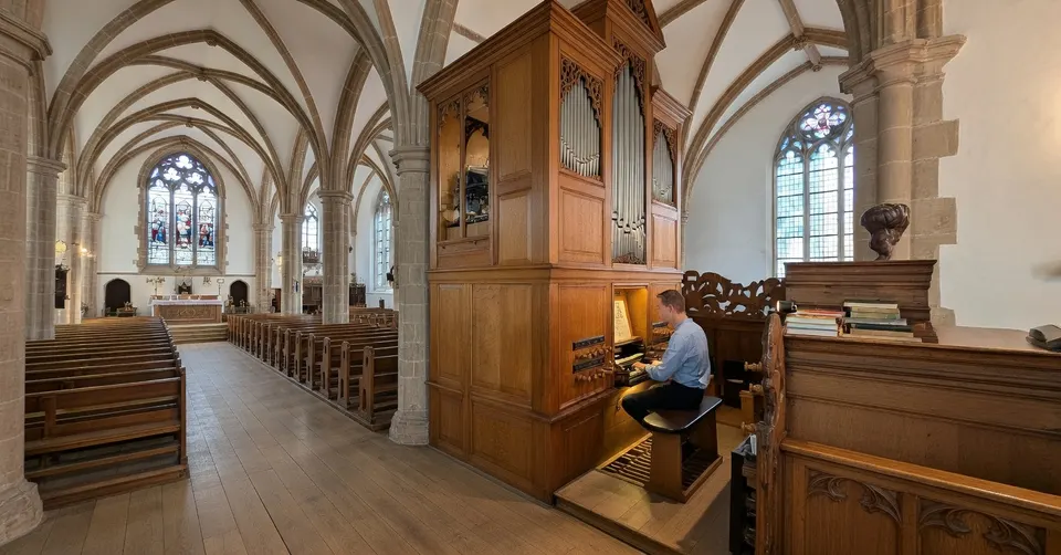 Een organist bespeelt een historisch orgel in een kerk tijdens de International Martini Organ Competition