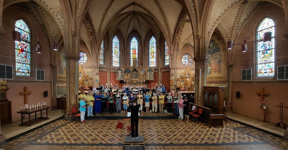 Het projectkoor Midden-Groningen zingt Oekraïense liederen tijdens een benefietconcert