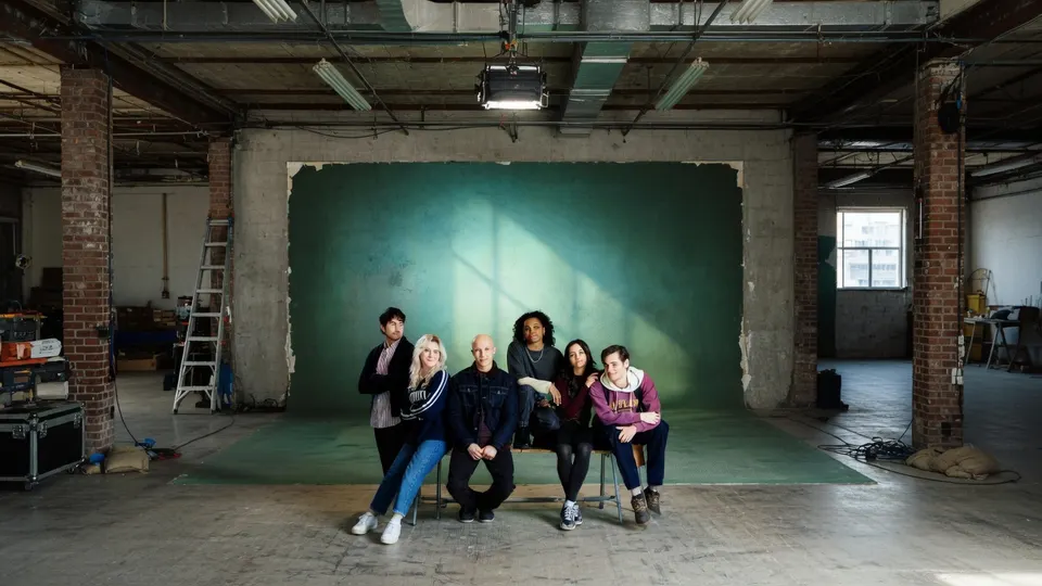 De cast van de reboot van Fort Alpha in een voormalige fabriekshal