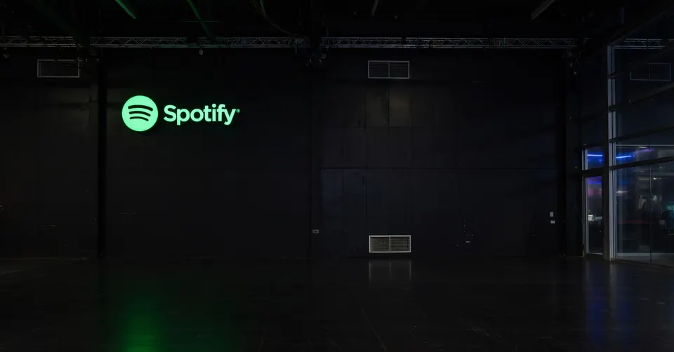 Een Spotify-logo in een donkere ruimte