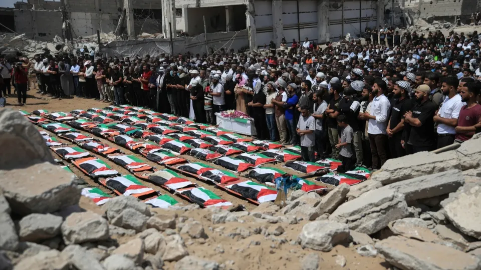 Palestijnse vlaggen bedekken de stoffelijke resten van 112 familieleden in Gaza-Stad