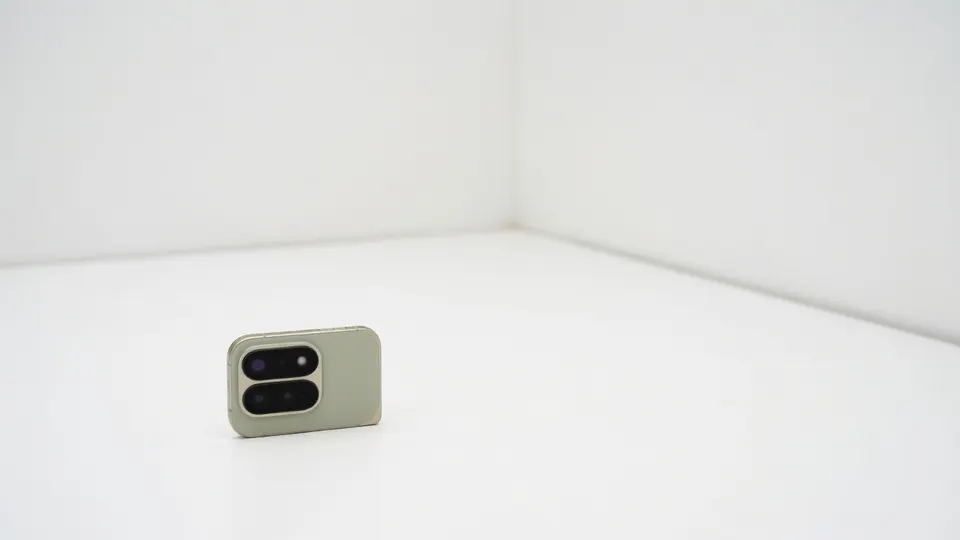 Gelekte afbeelding van de Pixel 11 Pro Fold met een cameramodule en vermoedelijke HiLight-led