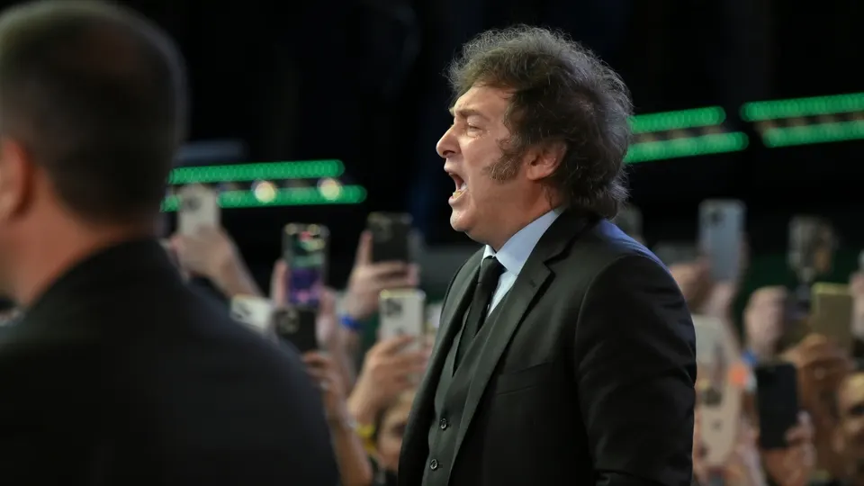 De Argentijnse president Javier Milei spreekt een menigte toe tijdens een bijeenkomst
