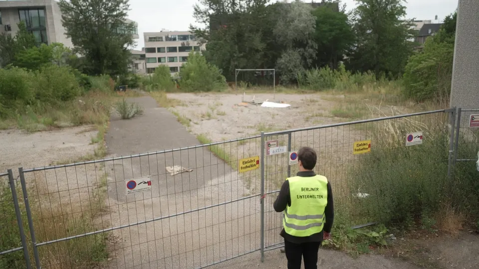 Medewerker bij het afgesloten terrein waar een bunker uit de nazitijd ligt