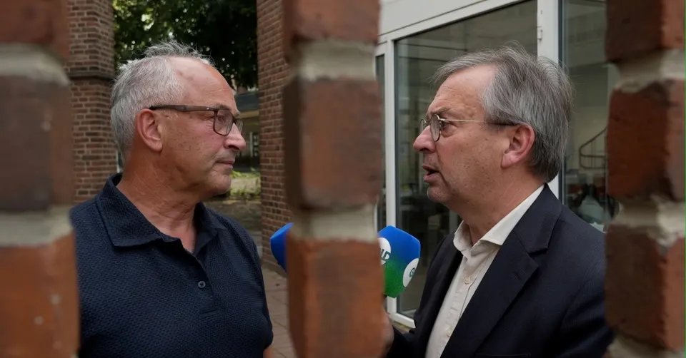 Gerard van Deelen en Evert van de Glind spreken met de pers over hun vertrek als wethouder