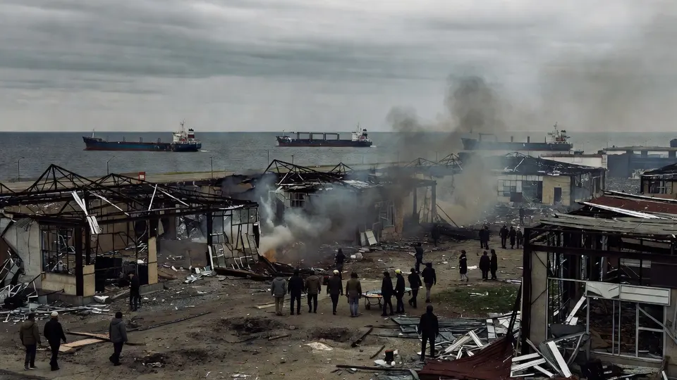 Beschadigde opslagloodsen en rook na aanvallen bij de haven van Odesa