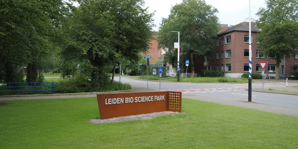 Het bord van Leiden Bio Science Park in Leiden
