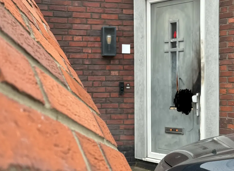 De zwaar beschadigde voordeur van de woning aan de Zaaier in Zundert