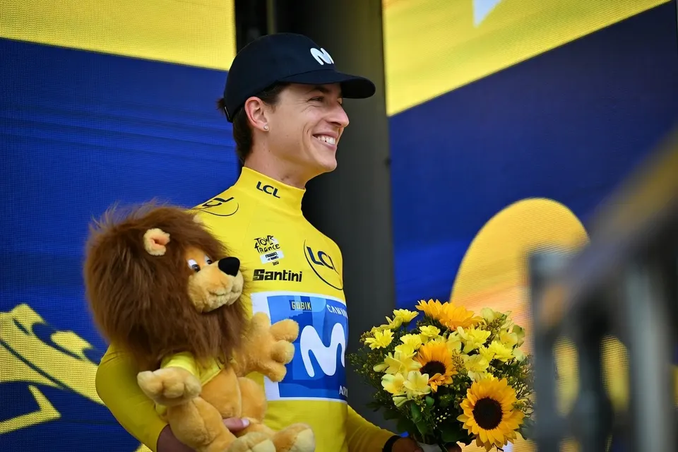 Demi Vollering viert haar ritzege in de Tour de France Femmes