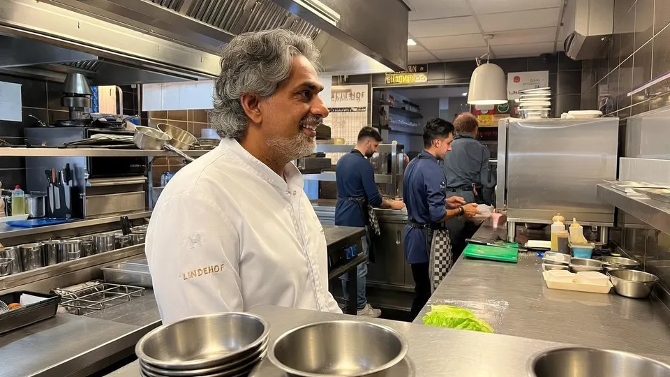 Sterrenchef Soenil Bahadoer in de keuken van restaurant GEM
