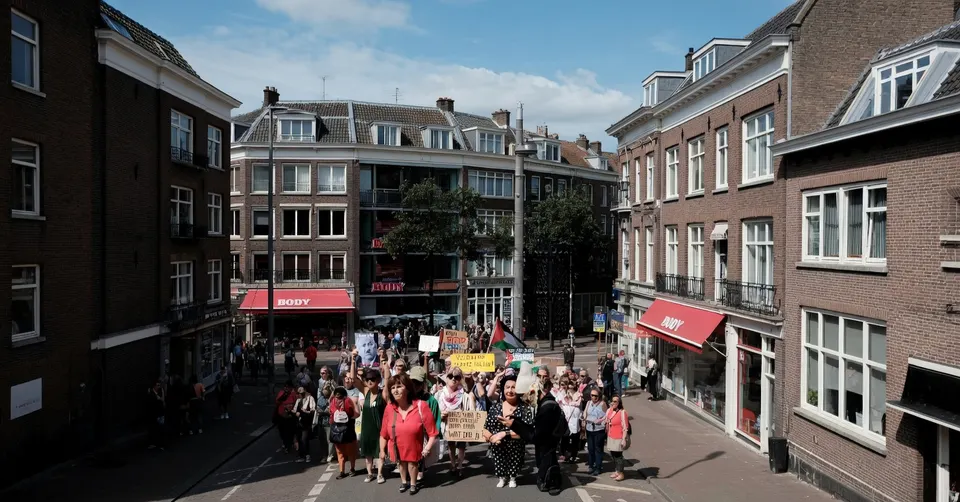 Demonstranten lopen door een Nederlandse winkelstraat tijdens een protest tegen Israëlisch beleid