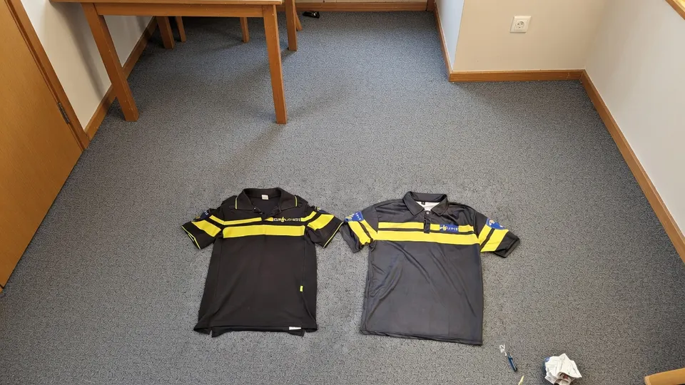 De politie vond nagemaakte politiepoloshirts bij vier verdachten van berovingen in Twente