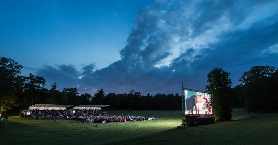 Openluchtfilmfestival met groot filmscherm en bezoekers in Stadspark Berg en Bos in Apeldoorn