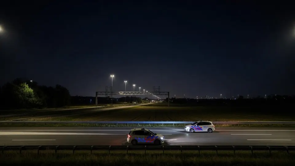 Politieauto's op de A58 bij Tilburg tijdens onderzoek na een politieachtervolging