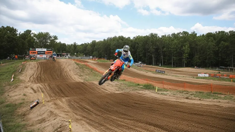Jeffrey Herlings rijdt tijdens een training op het motorcrosscircuit in Arnhem