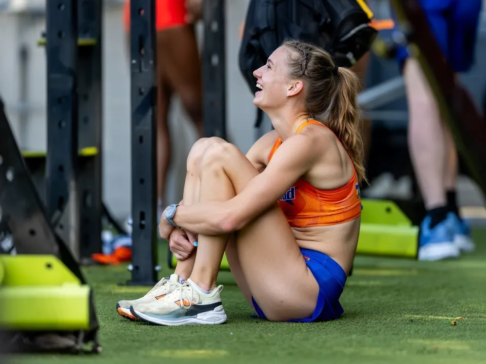 Femke Broeders-Bol zit tijdens een training op de atletiekbaan
