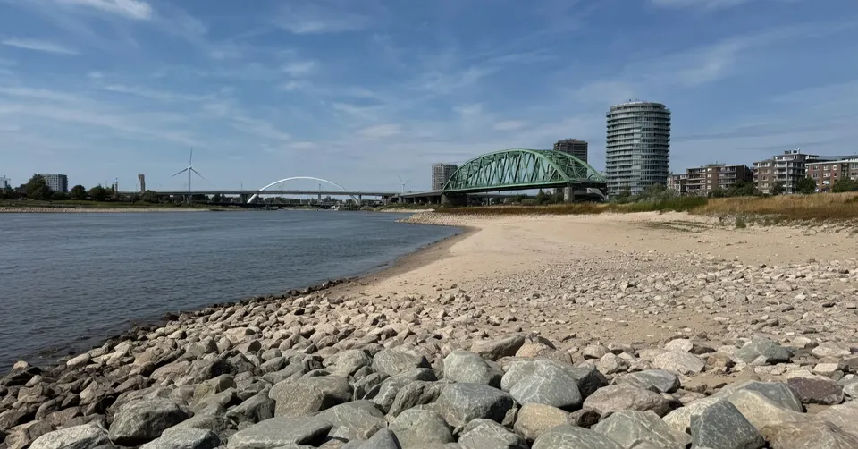 De Lek bij Kinderdijk, waar vanwege verzilting alleen tijdens eb water wordt ingelaten