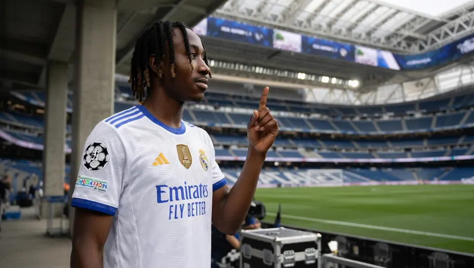 Yan Diomande in het shirt van Real Madrid in het stadion