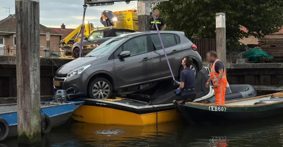 Auto belandt zonder bestuurder op een boot bij de botterwerf in Elburg