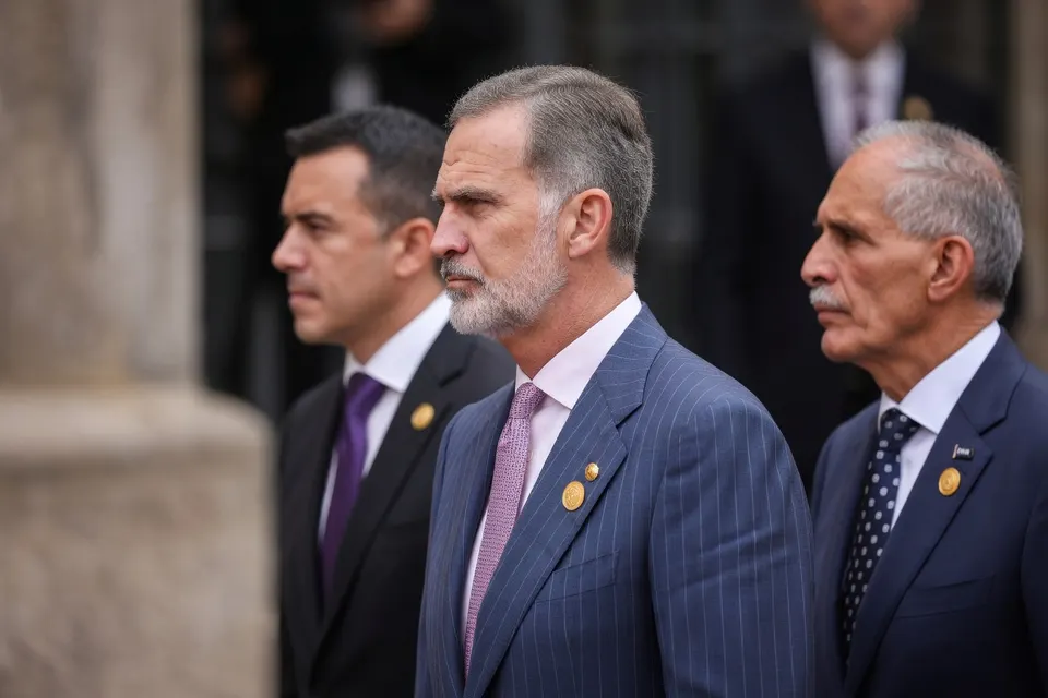 Koning Felipe van Spanje (midden) en burgemeester Juan Jesús Vivas van Ceuta (rechts) op Mallorca