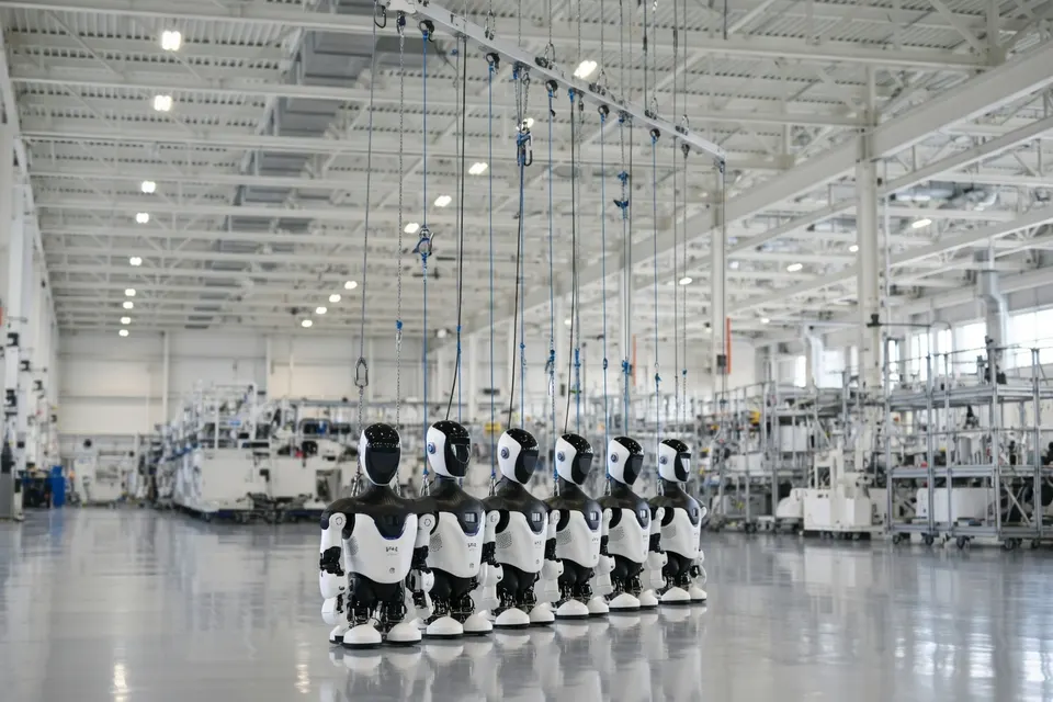 Humanoïde robots in een Chinese fabriek
