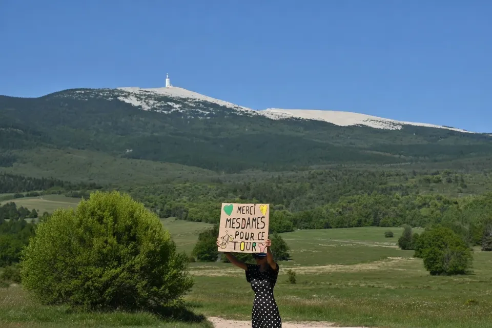 Toeschouwer bedankt de rensters op de Mont Ventoux tijdens de Tour de France Femmes