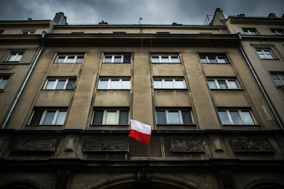 Poolse vlag aan een overheidsgebouw