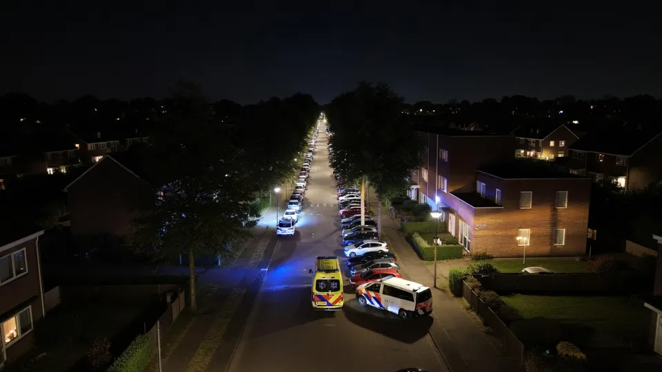 Politie en ambulance bij de woning aan de New Yorksingel na een dodelijk schietincident