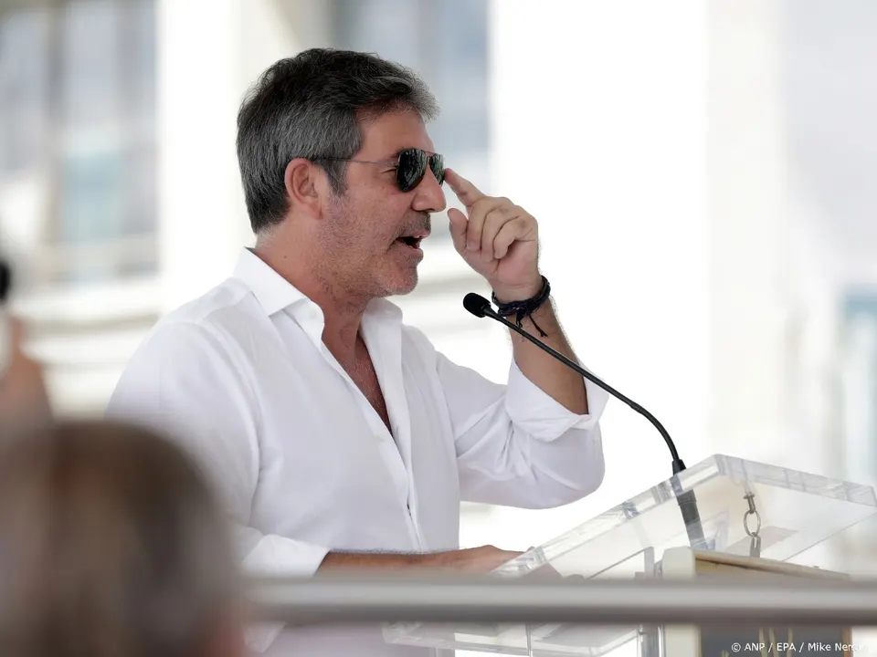 Simon Cowell spreekt bij een evenement