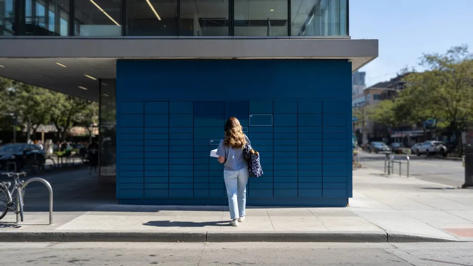 Vrouw loopt langs een gebouw, een beeld dat niet duidelijk verband houdt met AI-foto's op Vinted