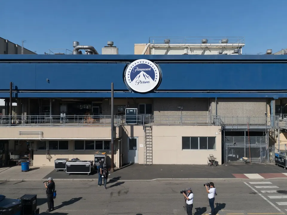 Het Paramount-logo op het studioterrein in de Verenigde Staten