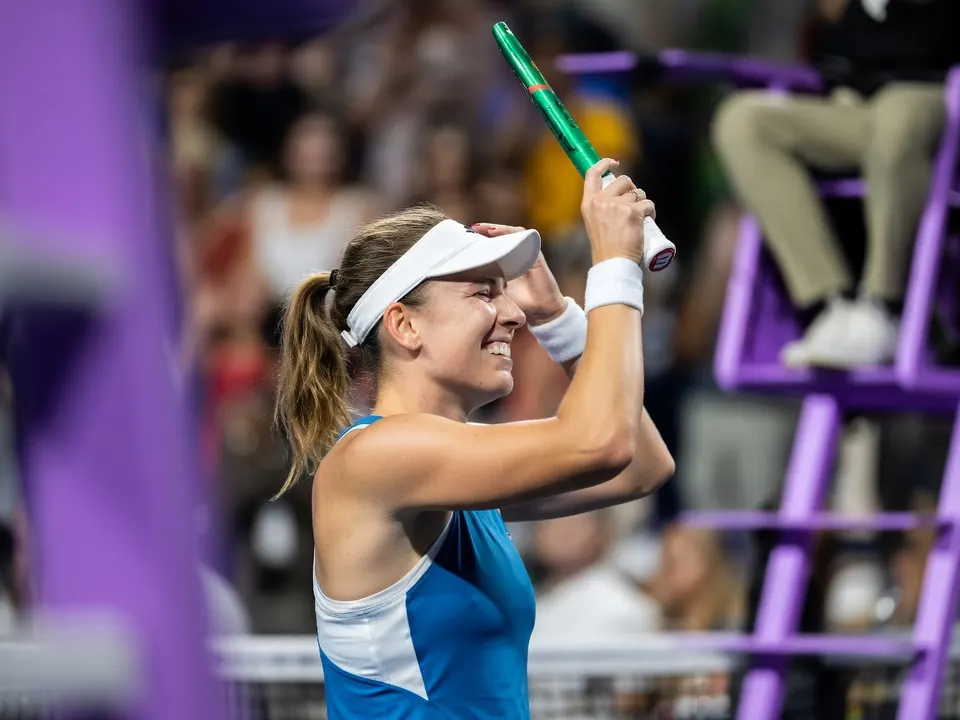 Ekaterina Alexandrova viert haar overwinning op Aryna Sabalenka in Toronto