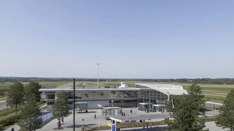 Het terminalgebouw van Eindhoven Airport van buitenaf