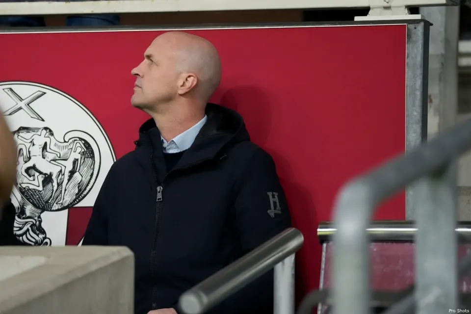 Jordi Cruijff op de tribune tijdens een wedstrijd van Ajax