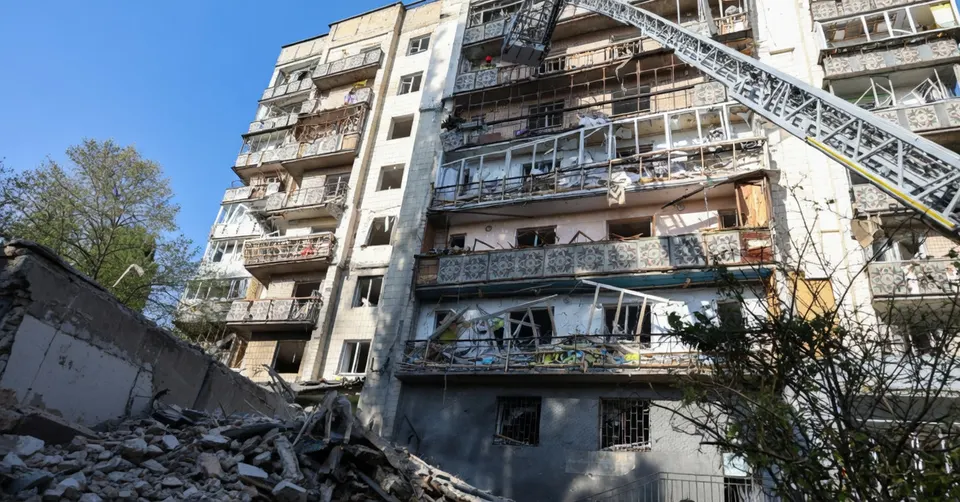 Een beschadigd flatgebouw in Kyiv na een Russische raket- en droneaanval