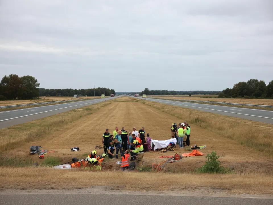 Hulpverleners bij de plek van het ongeluk op de A50 bij Uden