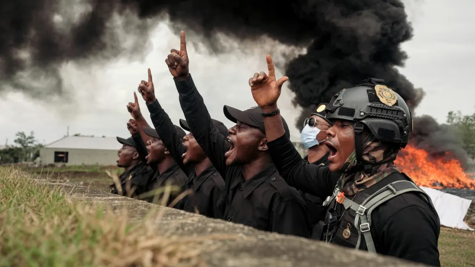 Liberiaanse agenten kijken toe terwijl buiten Monrovia een grote partij cocaïne wordt vernietigd