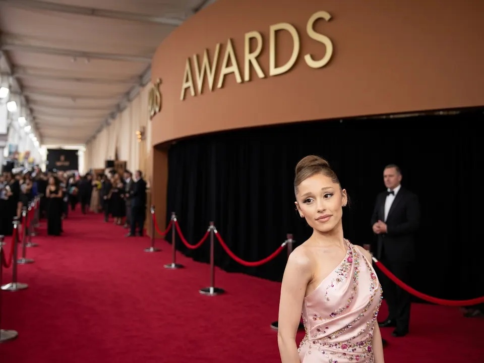 Ariana Grande op de rode loper bij een awardshow