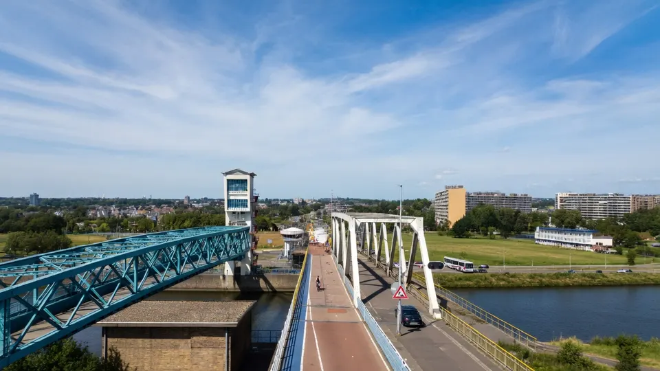 De Algerabrug tussen Krimpen aan den IJssel en Capelle aan den IJssel is afgesloten voor groot onderhoud